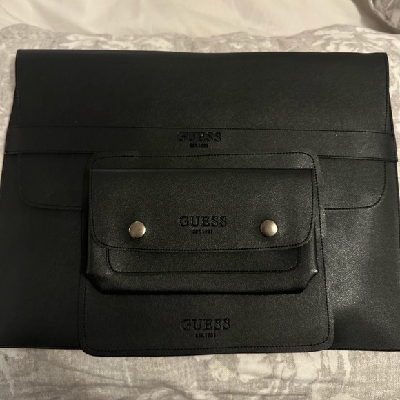 NWOT Guess Laptop Sleeve‎ Case w/ Pouch & Mouse Pad - Picture 2 of 4